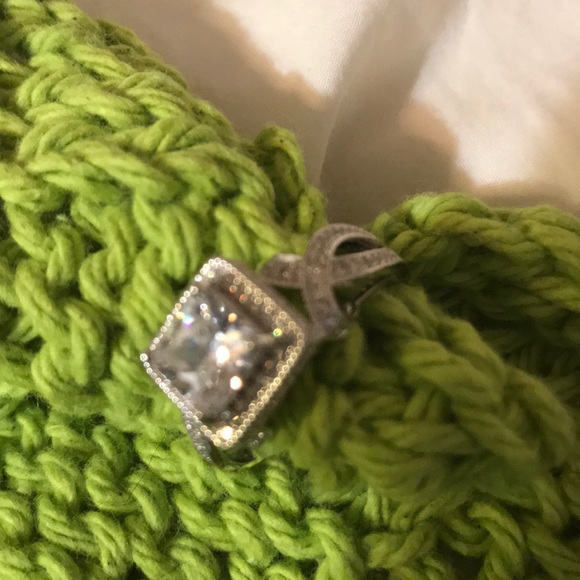 Jewelry - Beautiful fashion ring